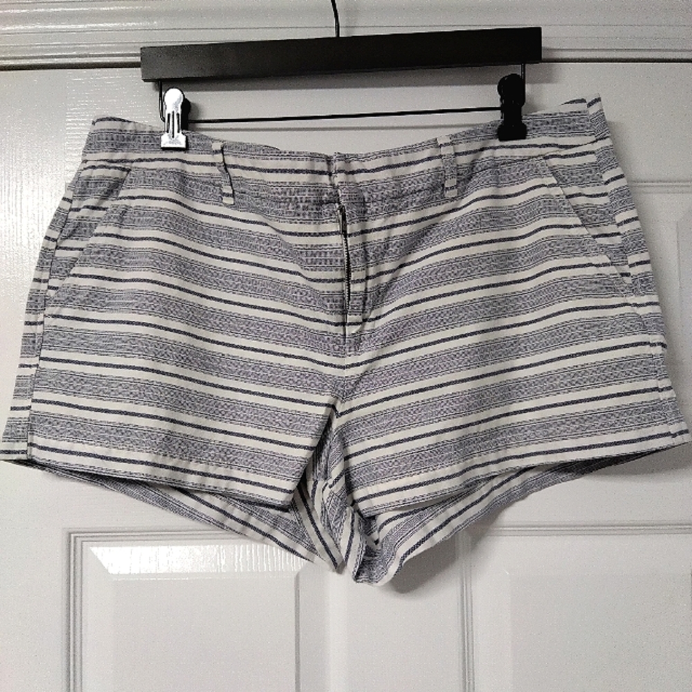 Khakis‎ by GAP size 18 3" short blue and white